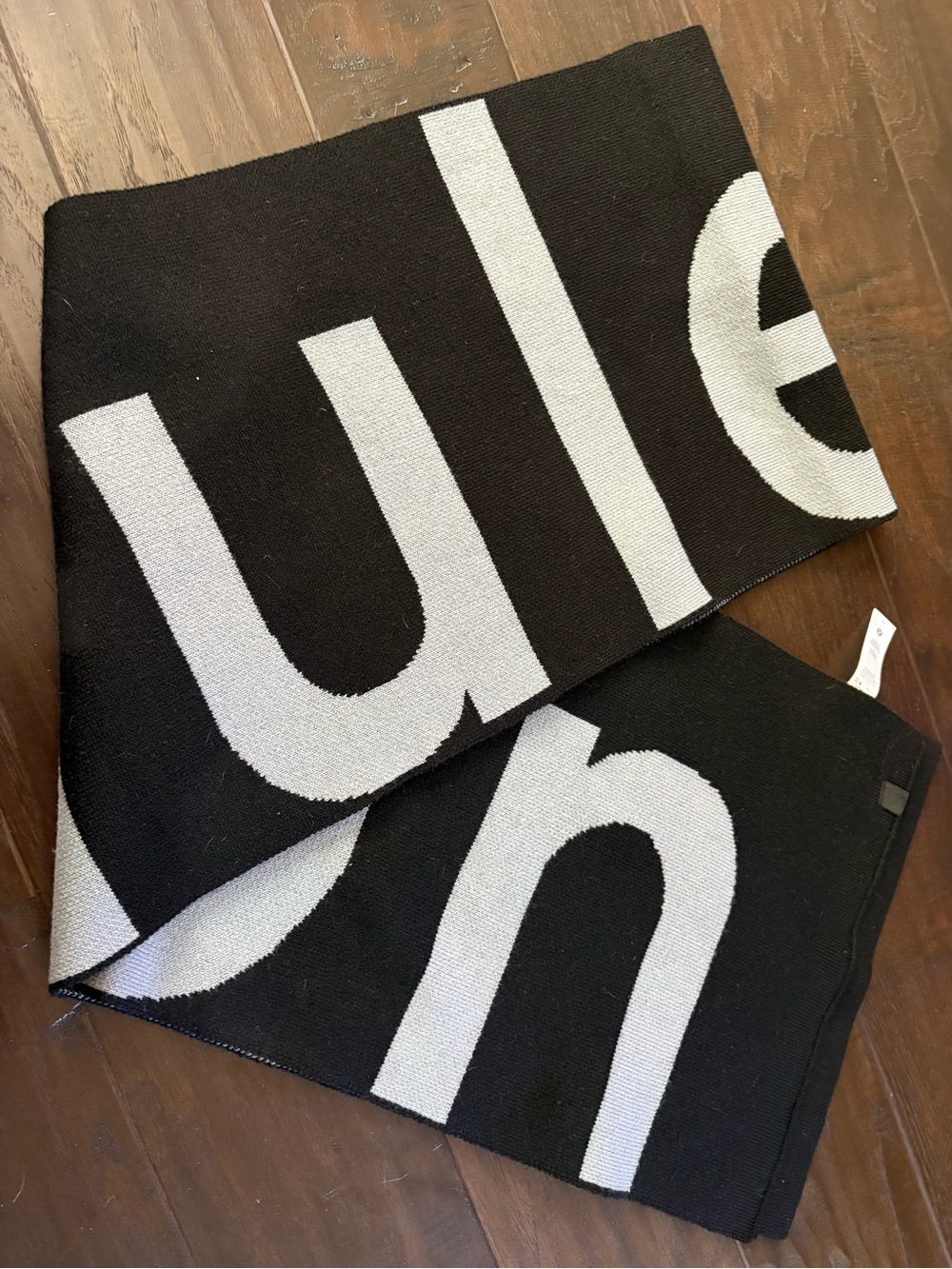 lululemon athletica Black and White scarf- excellence condition